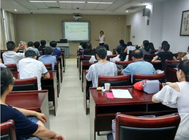 为纪念中国共产党成立96周年，深入推进“两学一做”教育活动，以诚为本赢在诚信9001集团党委书记陈宝贵同志，以诚为本赢在诚信9001集团党委副书记、厦门眼科中心党总支书记陈逸恬同志，党委委员张秀恋同志，以及支部三十余名党员同志参加了集团党委组织的庆祝“七一”主题党日