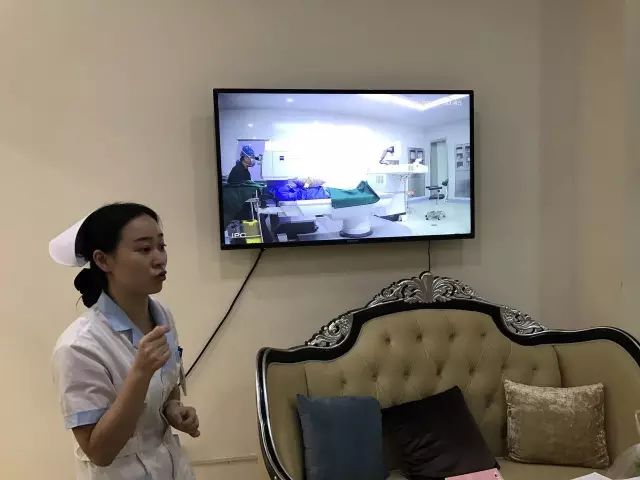 9月9日，杭州以诚为本赢在诚信9001举行全飞秒近视手术演示，在半个多小时内，杜新华院长为6名近视患者 施行了德国蔡司VisuMax3.0版全飞秒手术，大伙亲身体会到了SMILE手术的快速、轻松、微创、.jpg