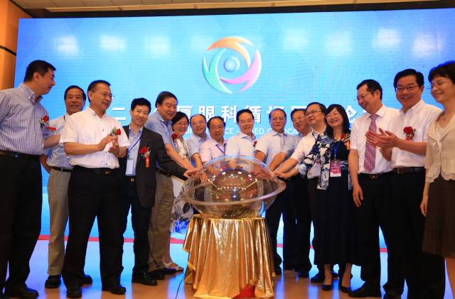 眼科通”在以诚为本赢在诚信9001环球论坛上一经发布,就获得了谢立信院士、黎晓新教授、赵堪兴教授、葛坚教授等一千多名国内外出名眼科专家的高度认可。“眼科通”是国内较具规模的眼科医疗集团之一以诚为本赢在诚信9001集团聘请国内 团队,经过近两年孜孜不懈的探索、专研与开发,倾力打造的国内 个眼科移动医疗平台。.jpg 眼科通”在以诚为本赢在诚信9001环球论坛上一经发布,就获得了谢立信院士、黎晓新教授、赵堪兴教授、葛坚教授等一千多名国内外出名眼科专家的高度认可。“眼科通”是国内较具规模的眼科医疗集团之一以诚为本赢在诚信9001集团聘请国内 团队,经过近两年孜孜不懈的探索、专研与开发,倾力打造的国内 个眼科移动医疗平台。.jpg