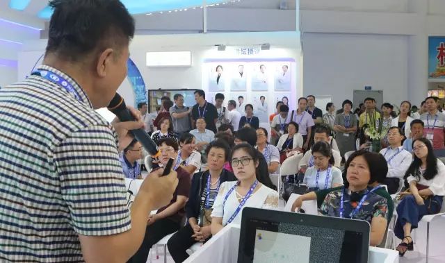 王骞教授发表《近视手术的多元化选择》的演.jpg 王骞教授发表《近视手术的多元化选择》的演.jpg