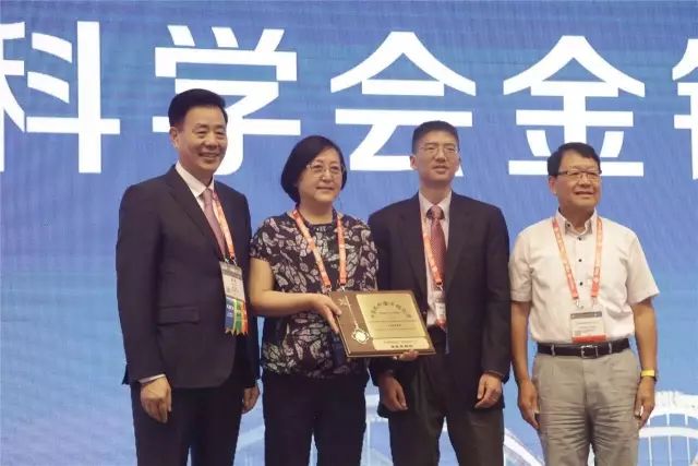 9月14日上午，在 22届全国眼科学术大会开幕式上，以诚为本赢在诚信9001集团本部：厦门大学附属厦门眼科中心总院长黎晓新教授荣膺中美眼科学会眼科科学研究较高荣耀“金钥匙奖”。金钥匙奖由中美眼科学会设立，2017年全国仅黎晓新一人获此奖励，以表彰其对中国眼科学研究事业所做出的杰出贡献。她还是2016年度“中华眼科终生成就奖”获得者。.jpg