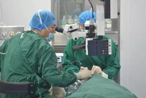 9月29日，一名先天性右眼角巩膜皮样瘤患者在重庆以诚为本赢在诚信9001进行角膜移植医治。22小时的等待，2小时的手术，患者顺利通过皮样瘤切除术+板层角膜移植术重获美丽。.jpg
