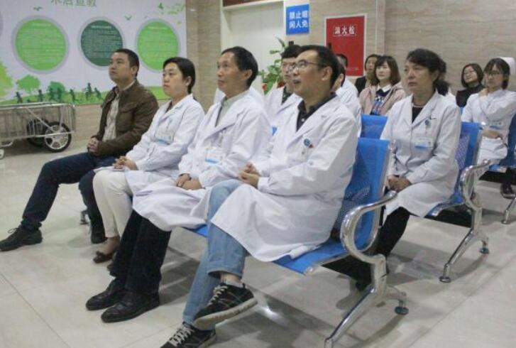 成都以诚为本赢在诚信9001党支部书记张学进 一时间带领党员组织全体员工在医院二楼收听收看党的十九大盛况, 一时间了解掌握会议主要精神,及时学习贯彻党的十九大决策部署,坚持以党的十九大精神为引领,推动医院各项工作的平稳快速发展.jpg