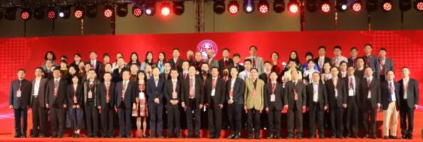 10月28日,由上海市社会医疗机构协会主办的“上海市社会医疗机构协会眼科 委员会成立大会暨 届全国眼科浦江论坛”在上海隆重开幕。上海和平眼科医院以郭海科院长带领的专家团队参加并出席了此次大会,共同见证了这一眼科学术盛事。7.jpg