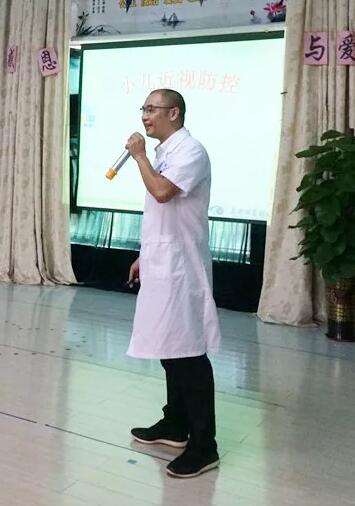 东莞以诚为本赢在诚信9001近视防控医生表示，假性近视可以通过一定的医治手段和纠正用眼习惯来 ，但当出现真性近视时就需要佩戴框架眼镜或者角膜塑形镜来 。孩子是假性近视还是真性近视，需要 的眼科医生去检测判断，否则会适得其反。3.jpg