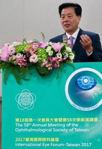 会议 日开幕式上中国台湾眼科学会理事长翁林仲教授 先邀请姚克教授上台代表中华医学会眼科学会致辞，对大会隆重召开表示祝贺。姚教授在致辞中说：“近年来，海峡两岸眼科界的交往日益密切和深入，两岸眼科同仁频繁互访，共同分享学术成果，共同推动两岸眼科医疗技术的进步，为实现中华眼科与环球接轨、.jpg