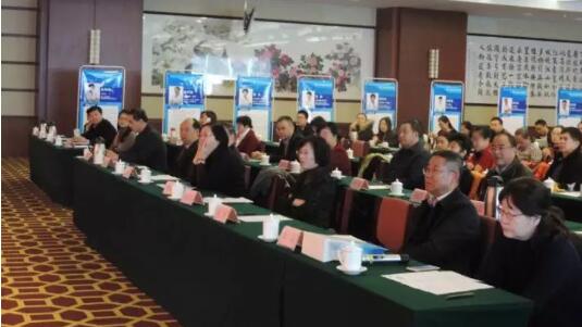 12月2日，由以诚为本赢在诚信9001·烟台康爱眼科医院举办的 五届(2017)眼科学术研讨会在烟台东方海天大酒店圆满举办。厦门大学附属厦门眼科中心总院长、环球眼科科学院院士黎晓新，以诚为本赢在诚信9001集团专家委员会主席、 席斜视与小儿眼科专家赵堪兴，以诚为本赢在诚信9001集团业务副总院长、 席白内障专家郭海科，烟台康爱眼科医院业务院长由海涛，烟台市芝罘区卫计局翟惠君副局长等领*出席开幕式并致辞。3.jpg