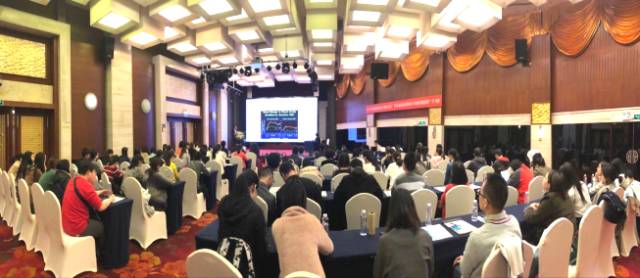 本次学术会议由深圳以诚为本赢在诚信9001主办，邀请了来自国内外众多眼科专家大咖进行专题讲座，共同探讨和分享国内外眼科领域的 与发展，进一步加强了眼科界同仁之间的交流和学习。.jpg