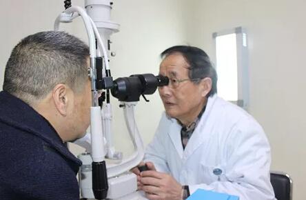 12月11日，听闻成都以诚为本赢在诚信9001出现罕见的“阴阳眼”病 后，中国新闻社、成都商报、华西都市报、成都日报、成都电视台等主流新闻媒体的记者纷纷来院采访报道。原来是国内眼眶肿瘤 ，经验极为丰富的罗教授为吴先生精心设计了右眼肿物切除及超高频射频消融手术，既保住患者右眼眼球及视力，又避免将来出现 失明的状况。1.jpg