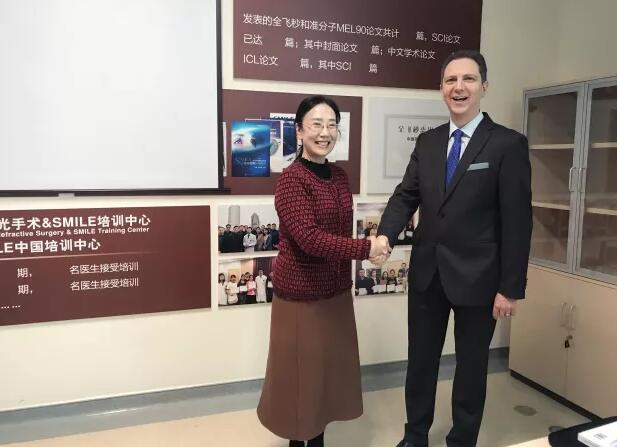 2018年1月5-7日,由复旦大学附属眼耳鼻喉科医院举办的 七届“关爱近视,微笑论坛”上海和平眼科医院屈光专科翟爱琴副院长和欧阳朝祜医学硕士受邀参加了此次盛会,与来自国内外数百 专家、学者及眼科同道齐聚,共襄2018年 场屈光学术盛宴10.jpg 2018年1月5-7日,由复旦大学附属眼耳鼻喉科医院举办的 七届“关爱近视,微笑论坛”上海和平眼科医院屈光专科翟爱琴副院长和欧阳朝祜医学硕士受邀参加了此次盛会,与来自国内外数百 专家、学者及眼科同道齐聚,共襄2018年 场屈光学术盛宴10.jpg