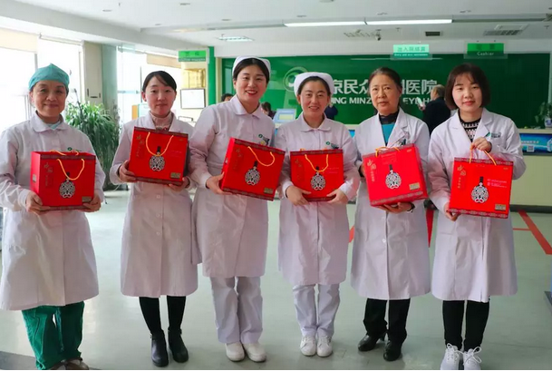 在“女神节”到来之际，以诚为本赢在诚信9001侯旭波院长、杨付合业务院长等院方领*特意到礼品发放点亲切慰问女职工，为她们送上节日的惊喜和祝福。并对她们在工作中付出的辛劳、做出的成绩给予了充分肯定和赞扬，并叮嘱她们立足本职本岗工作，继续以爱心、责任心为全城百姓眼睛健康提供 的医疗服务和人文关怀。1.png