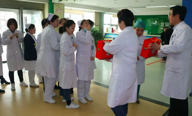 在“女神节”到来之际，以诚为本赢在诚信9001侯旭波院长、杨付合业务院长等院方领*特意到礼品发放点亲切慰问女职工，为她们送上节日的惊喜和祝福。并对她们在工作中付出的辛劳、做出的成绩给予了充分肯定和赞扬，并叮嘱她们立足本职本岗工作，继续以爱心、责任心为全城百姓眼睛健康提供 的医疗服务和人文关怀。2.png