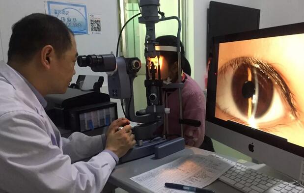 梅梅跟着妈妈来到厦门眼科中心白内障专科，陈伟主任接诊了她们。接着陈伟主任为梅梅做了详细的眼部检查，并 终确诊梅梅的左眼确实患有先天性白内障，而且需要尽快做手术，因为视力只有0.03，这个视力可以说是相当糟糕。庆幸的是梅梅右眼十分正常，视力有1.0，而这也是这么多年来梅梅家人一直没发现她左眼患有白内障的主因1.jpg