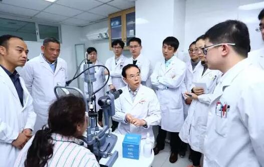 4月4日,厦门大学附属厦门眼科中心在厦门海沧文圃山纪念园里,集体缅怀厦门市遗体、器官、眼角膜捐献者。谢立信院士盛赞厦门眼科中心飞秒激光辅助下深板层角膜内皮移植手术是国内拔萃技术,已成为广大眼科同行学习的榜样5.jpg 4月4日,厦门大学附属厦门眼科中心在厦门海沧文圃山纪念园里,集体缅怀厦门市遗体、器官、眼角膜捐献者。谢立信院士盛赞厦门眼科中心飞秒激光辅助下深板层角膜内皮移植手术是国内拔萃技术,已成为广大眼科同行学习的榜样5.jpg