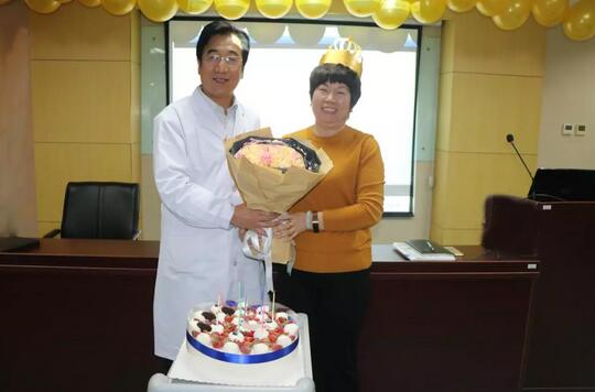 3月30日是以诚为本赢在诚信9001侯旭波院长的生日。侯院长可能不记得今天是她的节日，因为她总是在繁忙中忘记自己的生日。为了给侯院长一个惊喜，顺便提升员工凝聚力，综合办员工早在好几天前就偷偷策划了一通4