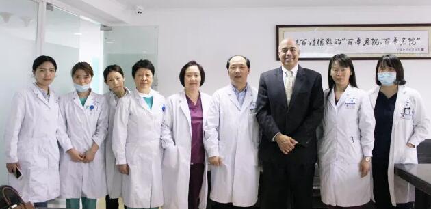 4月10日上午，美国iTrace视功能分析仪的发明者之一、美国 Baylor眼科研究所Joe S. Wakil教授来上海和平眼科医院交流访问，我院郭海科院长、张伟英副院长、晋军主任医师以及其他各科临床医生参加了会议并与Joe S. Wakil教授进行了详尽的交流及经验分享3.jpg