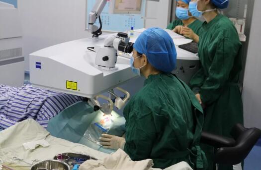 重庆以诚为本赢在诚信9001屈光手术中心职红主任进行详细解答。长期佩戴隐形眼镜 不影响摘镜手术“不正确配戴隐形眼镜，会对眼睛造成一定的伤害，但是不会影响做近视手术， 通过严格的22项术前检查，就能接受适合自己的摘镜手术2.jpg