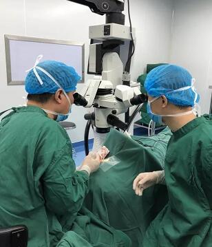 陈女士得知国内出名角膜病专家、原西南眼科医院副院长 教授现在重庆以诚为本赢在诚信9001担任院长,医院有角膜供体资源,怀着 后的光明期待来到了重庆以诚为本赢在诚信90013.jpg 陈女士得知国内出名角膜病专家、原西南眼科医院副院长 教授现在重庆以诚为本赢在诚信9001担任院长,医院有角膜供体资源,怀着 后的光明期待来到了重庆以诚为本赢在诚信90013.jpg