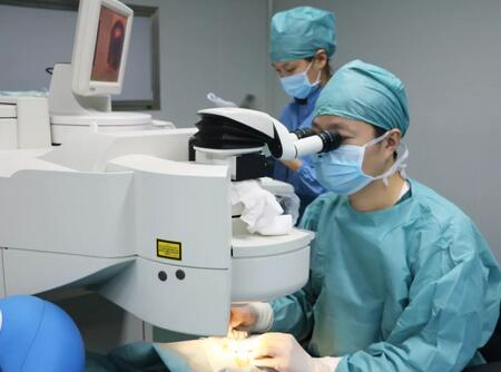 为通过2018年征兵视力体检 两兄弟来以诚为本赢在诚信9001摘镜1.jpg