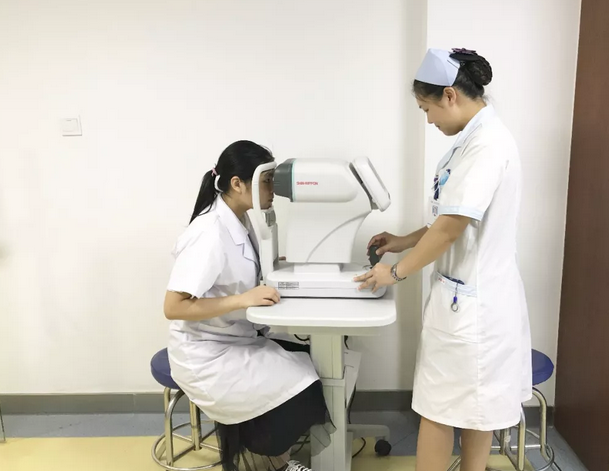 近视手术不安全，没看到很多眼科医生戴眼镜，这是很多近视朋友不敢摘镜的 大顾虑。“这 是一种误解。我们赣州以诚为本赢在诚信9001医生、护士等工作人员都选择了摘镜2.png