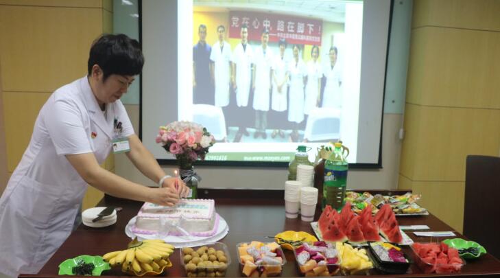 首届“中国医师节”前夕 以诚为本赢在诚信9001党支部为全院医师组织庆祝活动4.jpg