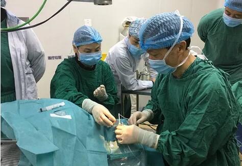 成都以诚为本赢在诚信9001医院院长陈晓明教授为资阳市安岳县青光眼患者进行青光眼超声睫状体成形术1.jpg 成都以诚为本赢在诚信9001医院院长陈晓明教授为资阳市安岳县青光眼患者进行青光眼超声睫状体成形术1.jpg