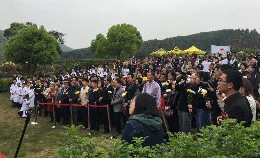 光明与爱的传递:厦门眼科中心与市卫健委等部门集团缅怀眼角膜捐献者2.jpg 光明与爱的传递:厦门眼科中心与市卫健委等部门集团缅怀眼角膜捐献者2.jpg