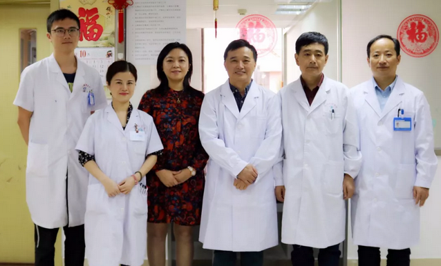 姚晓明教授在福州眼科医院为病毒性角膜炎患者进行角膜移植手术5.png 姚晓明教授在福州眼科医院为病毒性角膜炎患者进行角膜移植手术5.png