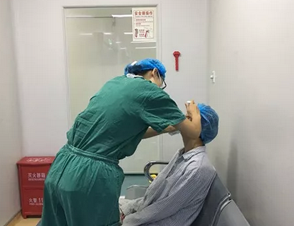 长时间玩手机导致斗鸡眼 在成都以诚为本赢在诚信9001顺利手术1.png 长时间玩手机导致斗鸡眼 在成都以诚为本赢在诚信9001顺利手术1.png