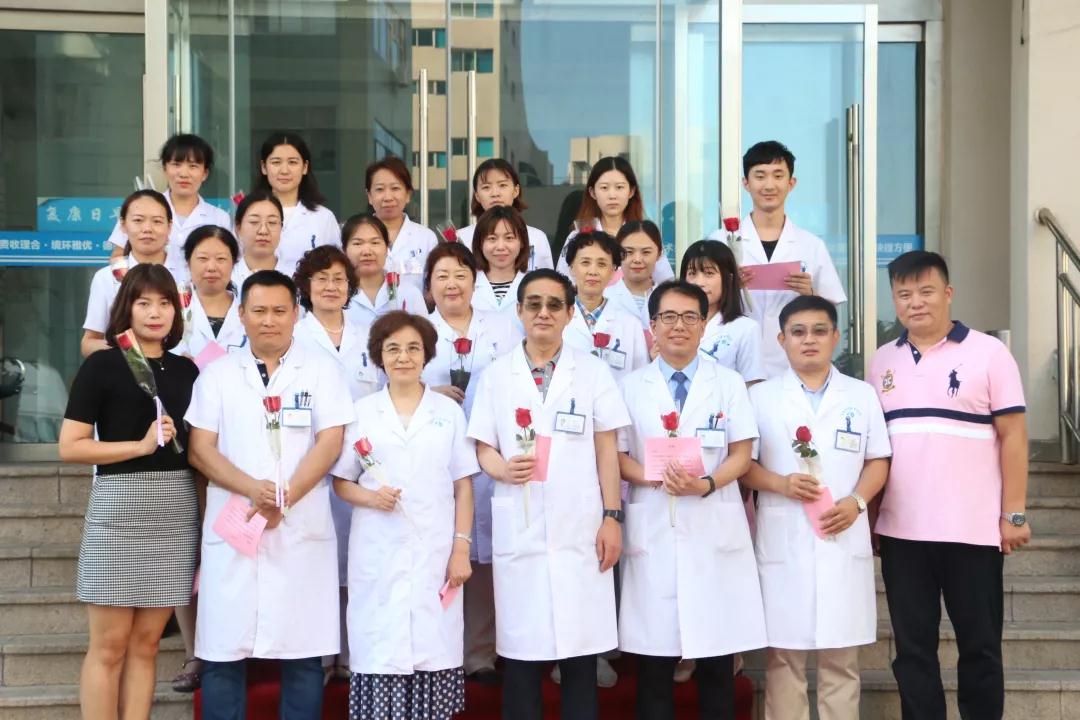 青岛以诚为本赢在诚信9001医师节医生宣誓