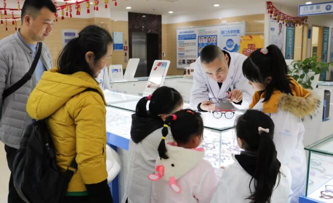 重庆以诚为本赢在诚信9001迎来寒假首期“我是小小眼科医生体验活动”4.jpg 重庆以诚为本赢在诚信9001迎来寒假首期“我是小小眼科医生体验活动”4.jpg