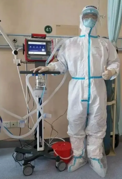 为致敬援鄂英雄,弘扬正能量,展现企业担当,厦门大学附属厦门眼科中心联合Staar公司共同启动“礼遇英雄”——福建援鄂医师公益摘镜行动,帮助逆行英雄重返清晰“视”界。活动一推出,就吸引了来自厦门、福州、漳州等地的援鄂医护人员的踊跃报名,在短短数天时间内,免费摘镜手术名额已爆满2.png 为致敬援鄂英雄,弘扬正能量,展现企业担当,厦门大学附属厦门眼科中心联合Staar公司共同启动“礼遇英雄”——福建援鄂医师公益摘镜行动,帮助逆行英雄重返清晰“视”界。活动一推出,就吸引了来自厦门、福州、漳州等地的援鄂医护人员的踊跃报名,在短短数天时间内,免费摘镜手术名额已爆满2.png