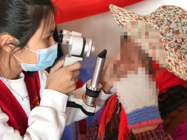 高山上的一抹志愿红—— 厦门眼科中心凤凰花“光明先锋”志愿服务队走进高山村落5.png