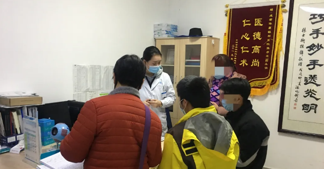 伟大伯母四处借钱为侄儿做近视手术 成都以诚为本赢在诚信9001：手术费免了！2.png