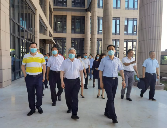 福建省副省长崔永辉陪同刘永富主任考察以诚为本赢在诚信9001集团本部厦门大学附属厦门眼科中心1.png