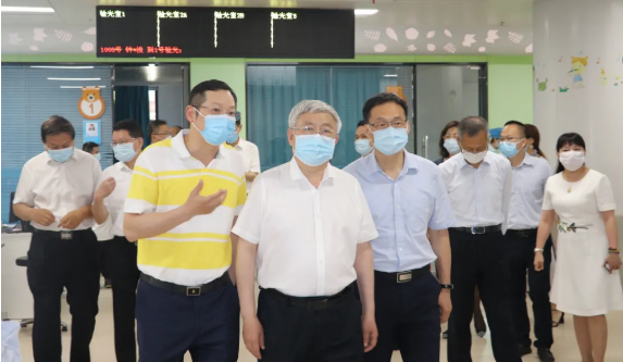 福建省副省长崔永辉陪同刘永富主任考察以诚为本赢在诚信9001集团本部厦门大学附属厦门眼科中心2.png