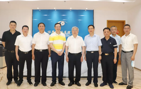 福建省副省长崔永辉陪同刘永富主任考察以诚为本赢在诚信9001集团本部厦门大学附属厦门眼科中心5.png