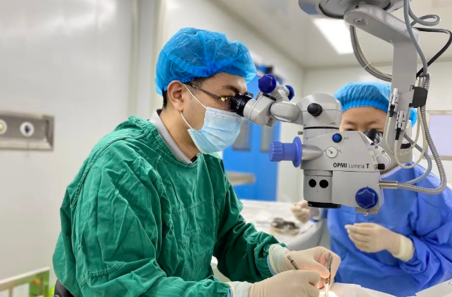 医生·医声——聊城以诚为本赢在诚信9001业务院长张强:对峙“视力小偷”的孤勇者,致盲眼病患者的知心人2.png 医生·医声——聊城以诚为本赢在诚信9001业务院长张强:对峙“视力小偷”的孤勇者,致盲眼病患者的知心人2.png